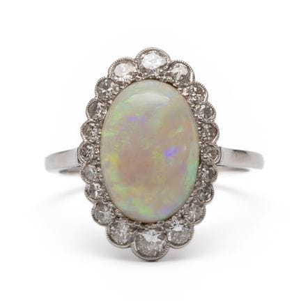 Une bague à grappe d'opale et de diamants. Sertie 