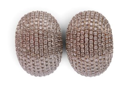Une paire de boucles d'oreilles en diamants impres