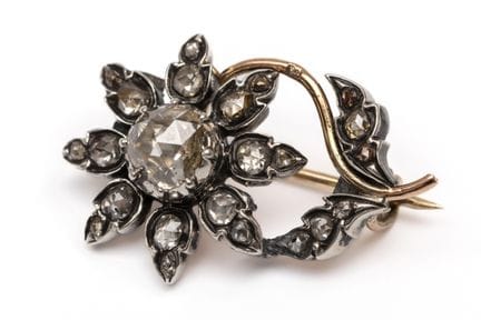 A small diamond flower brooch. Set with rose-cut d