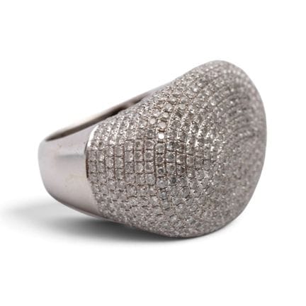 Une bague en diamant impressionnante. La partie su