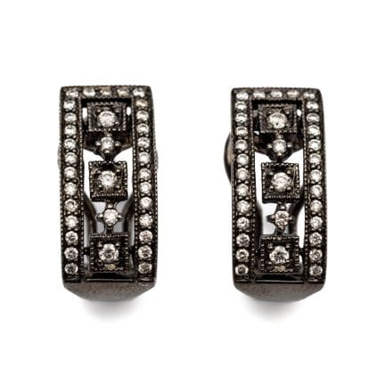 Une paire de boucles d'oreilles en diamant. Modèle