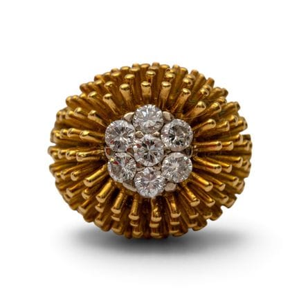 Une bague en diamant. La partie supérieure est com
