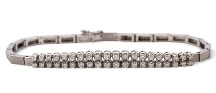 Un bracelet en diamants. Composé de maillons recta