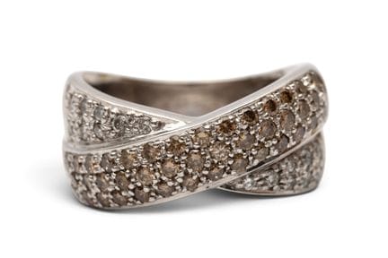 Une bague en diamant, ornée d'une croix tressée su