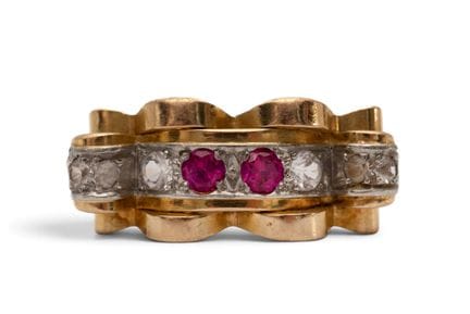Une bague rétro en rubis. La partie supérieure, en