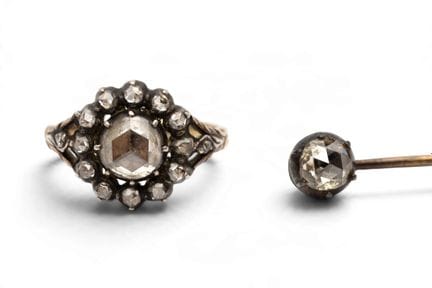 Une bague et une épingle de revers ornées d'un mot