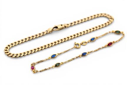 Deux bracelets en chaîne, l'un de type curb et l'a