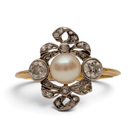 Une bague en perle et diamants. La partie supérieu