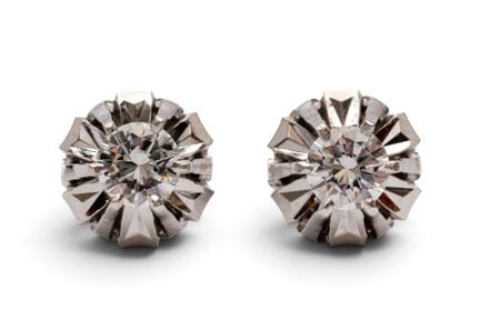 Un par de pendientes solitarios de diamantes. Cada