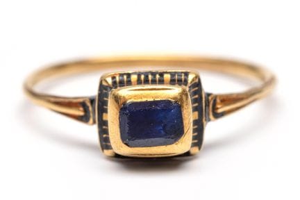 A sapphire solitaire ring, ca. 1600. Set with a re