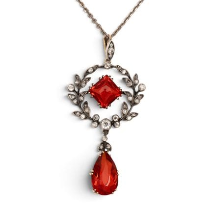 Pendentif Belle Époque en opale et diamants. Conçu