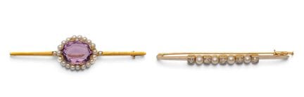 Deux broches en forme de barre. Une broche Art déc