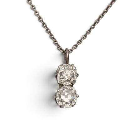 Un colgante de diamantes compuesto por dos diamant