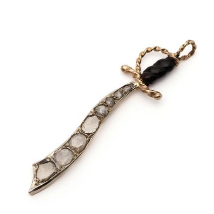 Pendentif en forme de cimeterre en diamant. Sertie
