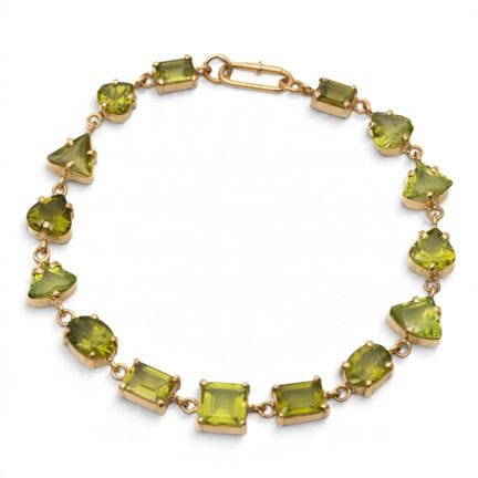 Un bracelet en péridot, composé de péridots facett