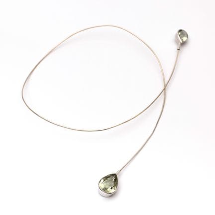 Un collier ras-du-cou asymétrique, réalisé en fil 