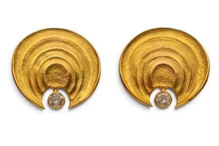 Une paire de grandes boucles d'oreilles en forme d