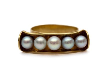Une bague en perles, dont la partie supérieure est