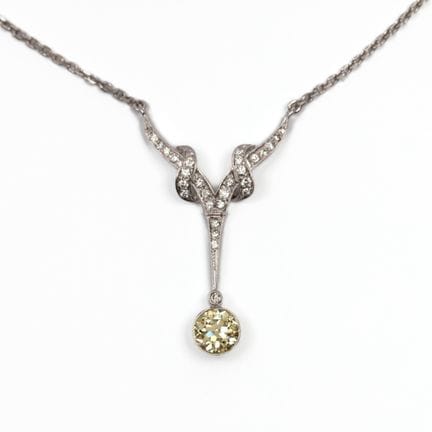Un collier en diamants, orné d'un pendentif en for