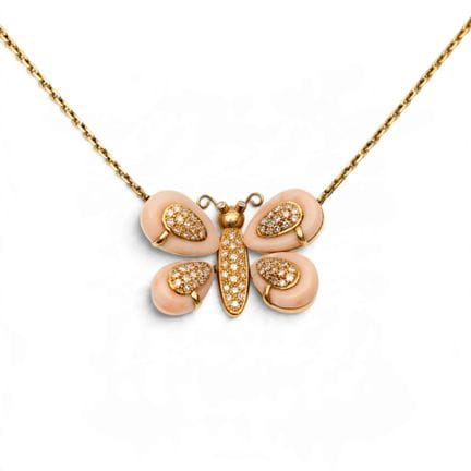 Un collier papillon en diamants et corail. Le papi