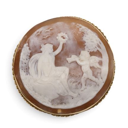 Une broche en camée. Elle est ornée d’un camée ron
