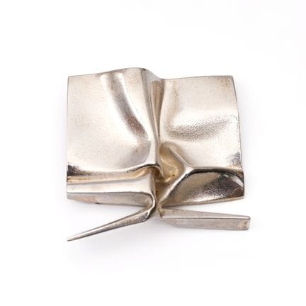 Une broche en argent, « Skulptor », créée par Björ