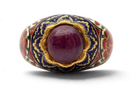 Bague indienne émaillée, sertie d'un rubis cabocho