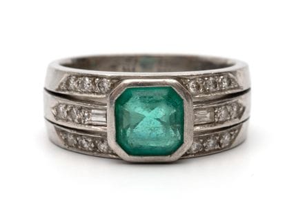Une bague de parure en émeraude et diamants. Serti