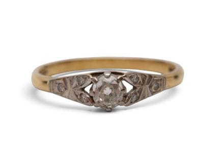 Anillo solitario inglés con un diamante de talla b