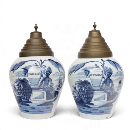 Delft, coppia di vasetti per tabacco in ceramica b