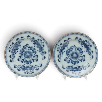 Delft, alcuni piatti in ceramica blu e bianca, XVI