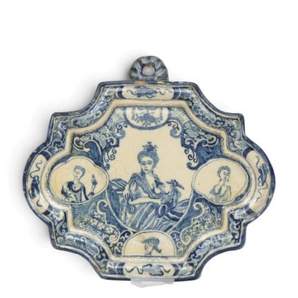 Tavola in ceramica di Delft, XVIII secolo. Al cent