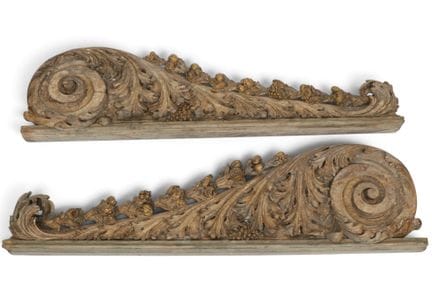 Coppia di ornamenti intagliati in legno di tiglio,