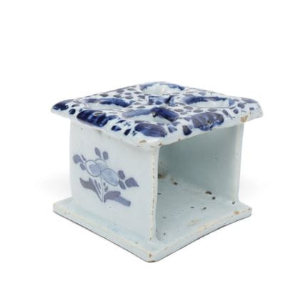 Delft, una miniatura di stufetta in ceramica blu e
