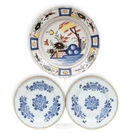 Delft, due piatti in ceramica blu e bianca, XVIII 