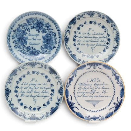 Delft, quattro piatti in ceramica blu e bianca, un
