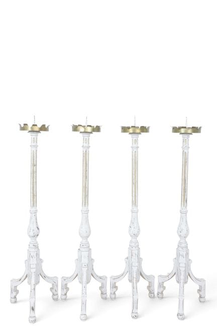 Cuatro candelabros de pie de madera con recogegras