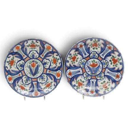Delft, coppia di piatti in ceramica policroma, fin