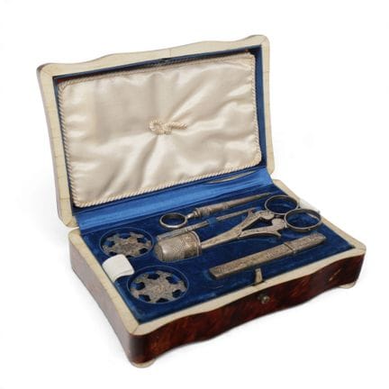 Set da cucito in argento in scatola di tartaruga, 