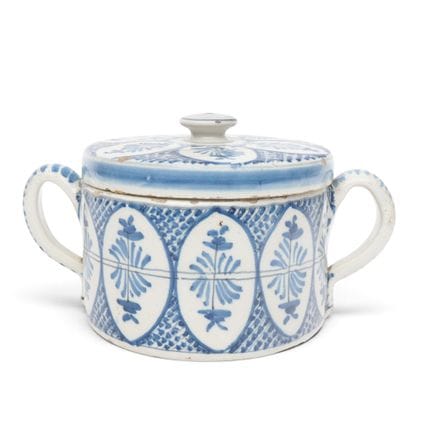 Delft, un burriera in ceramica blu e bianca, XVIII