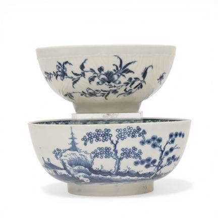 Worcester, due ciotole in porcellana blu e bianca,