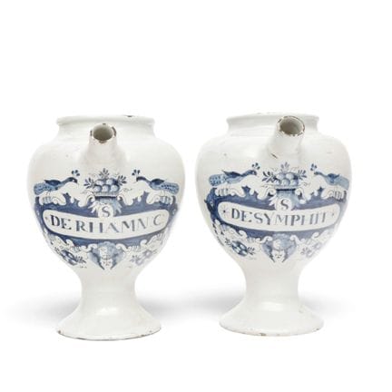 Delft, coppia di brocche per sciroppo in ceramica 