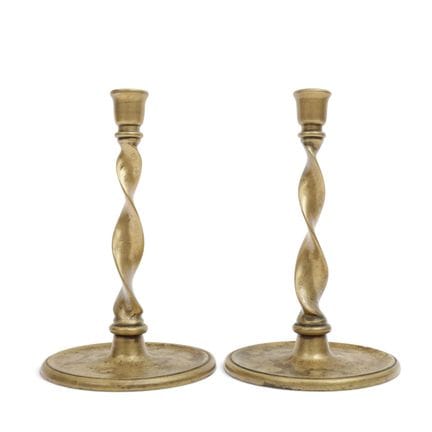 Inglaterra, par de candelabros de cobre, siglo XVI