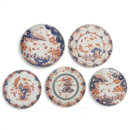 Delft, cinque piatti in ceramica, XVIII secolo. Tu