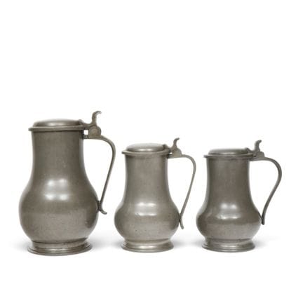 Tre brocche di latta con coperchio a ribalta, XVII