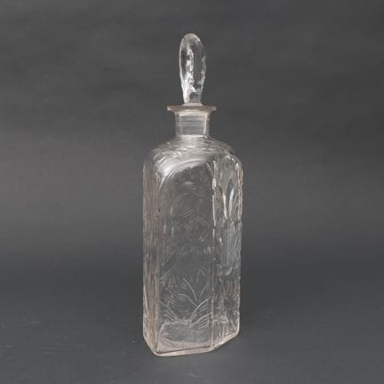 Olanda, caraffa ottagonale con incisioni floreali,