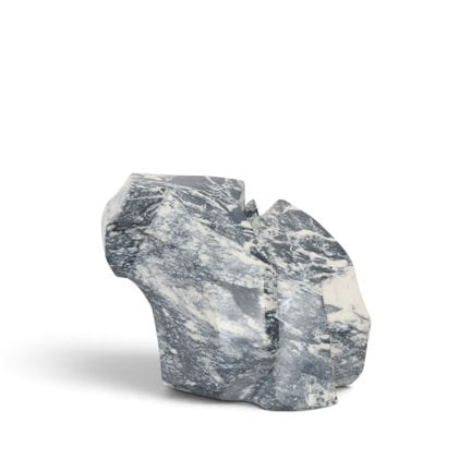 Leonie Molenaar (1938-2023), scultura in marmo bia