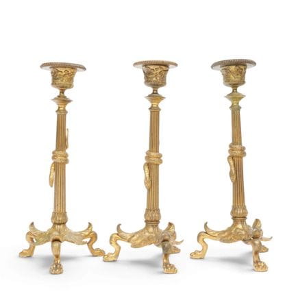 Francia, tres candelabros de bronce dorado de una 