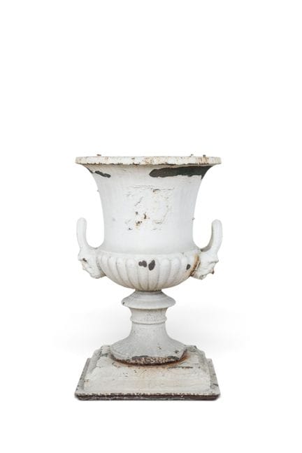 Vaso da giardino in ghisa verniciato di bianco. Ma
