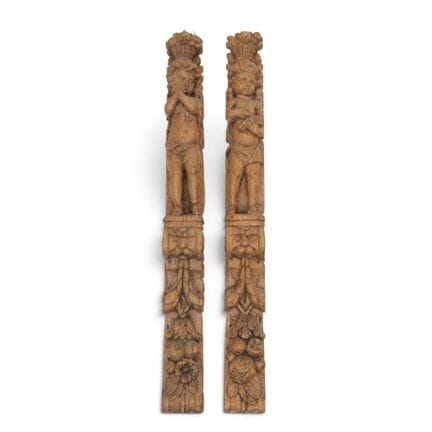 Coppia di pilastri intagliati in legno di quercia 